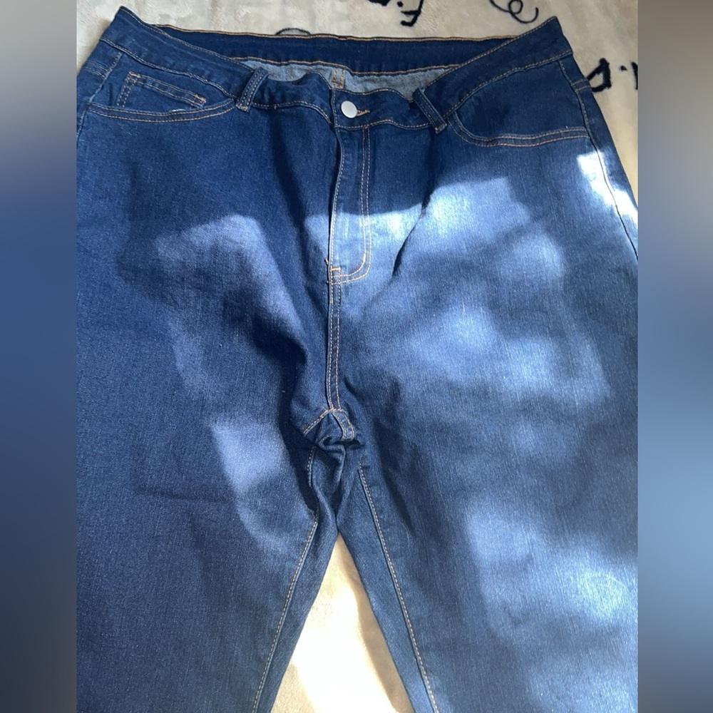 Distressed legged jeans